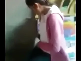 Sali ko uski sister k samne choda