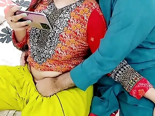 PAKISTANI Through-and-through HUSBAND WIFE WATCHING DESI PORN ON MOBILE THAN Shot at ANAL SEX WITH CLEAR HOT HINDI AUDIO