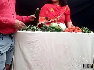 Sabji vechne Waali ko khule kirmess mein hi chod diya, real indian sex video by jony darling